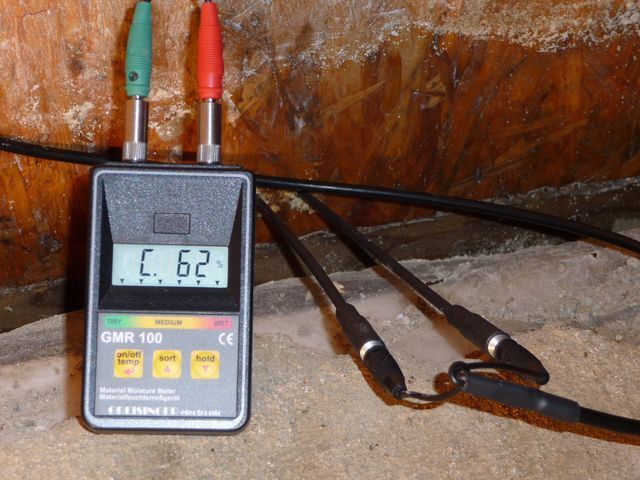 img 1 Vlhkost vodorovného vlysu nad základovým pražcem po povodni v roce 2010 (Hrádek nad Nisou)