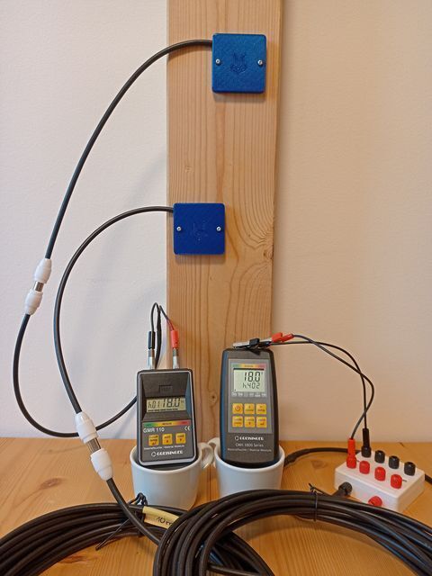 img 3 Obr. č. 3 Měření pasivních vlhkostních bodů na vzdálenost cca 1 m dvěma různými vlhkoměry